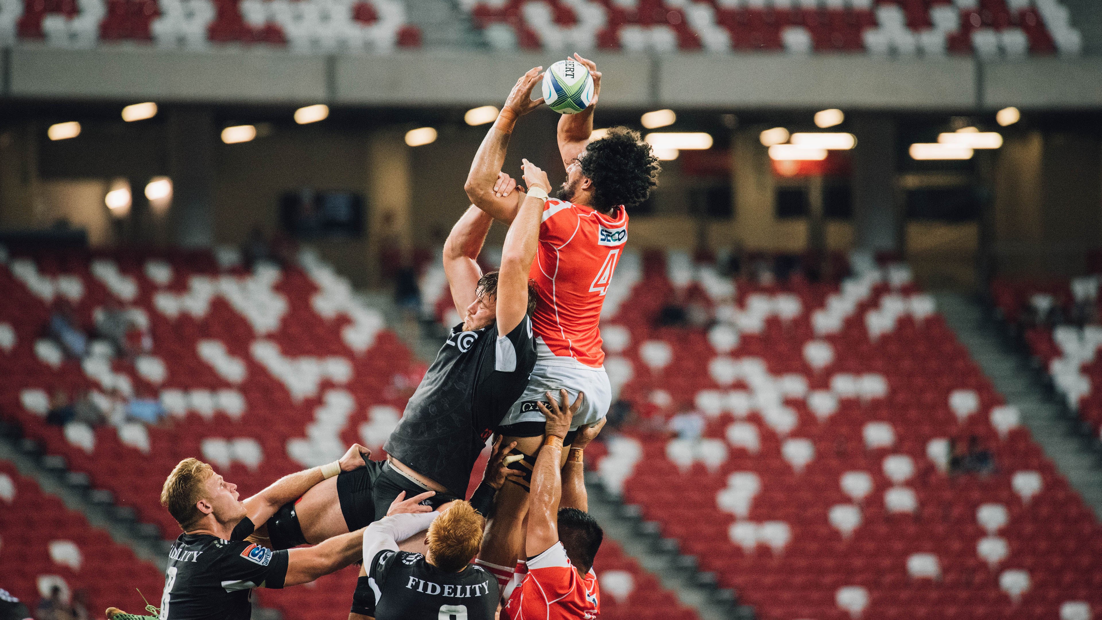 _运动场地创新：环保材料打造新体验_，运动场设计案例